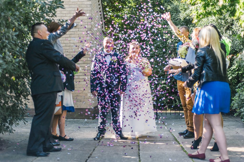 Para młoda, konfetti po ceremonii