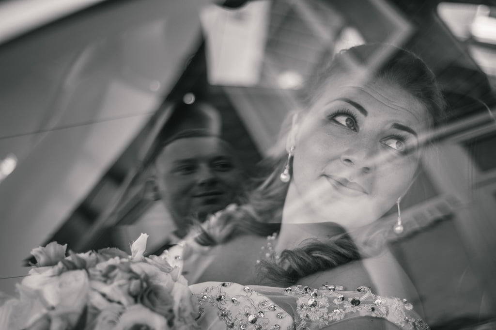Portret ślubny odbicie w szybie samochodu