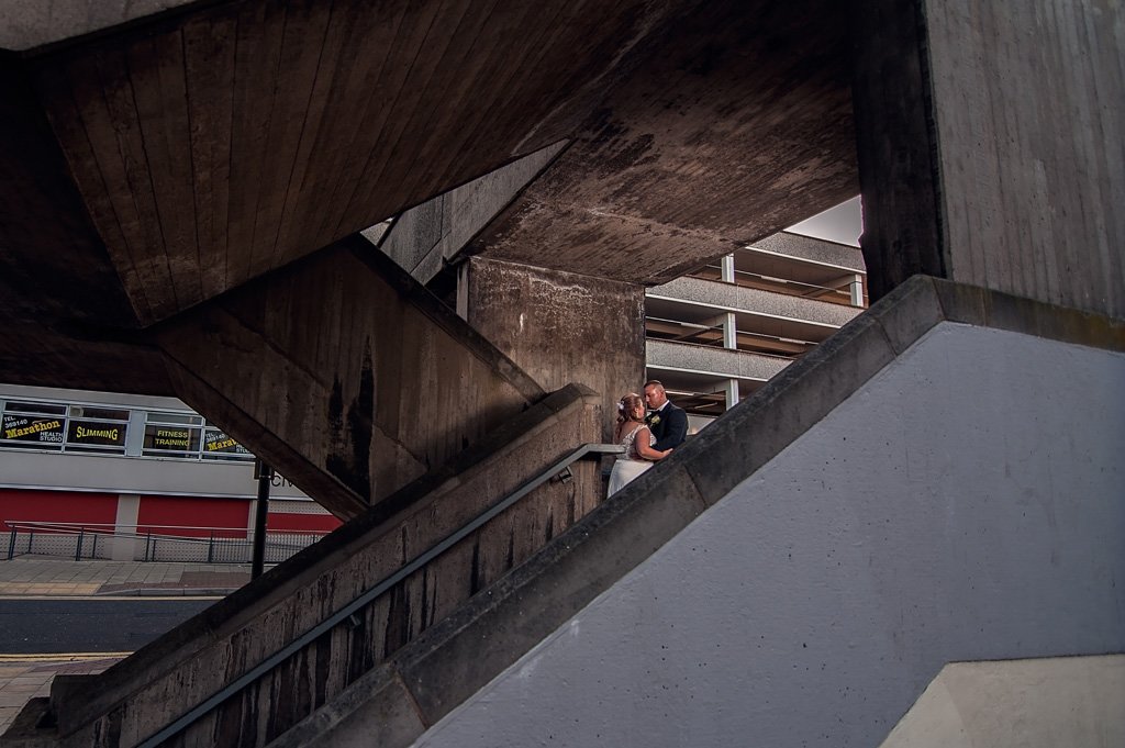 Brutalistczny budynek i para młoda