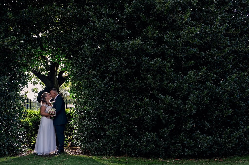 Para młoda całuje się w parku w Doncaster