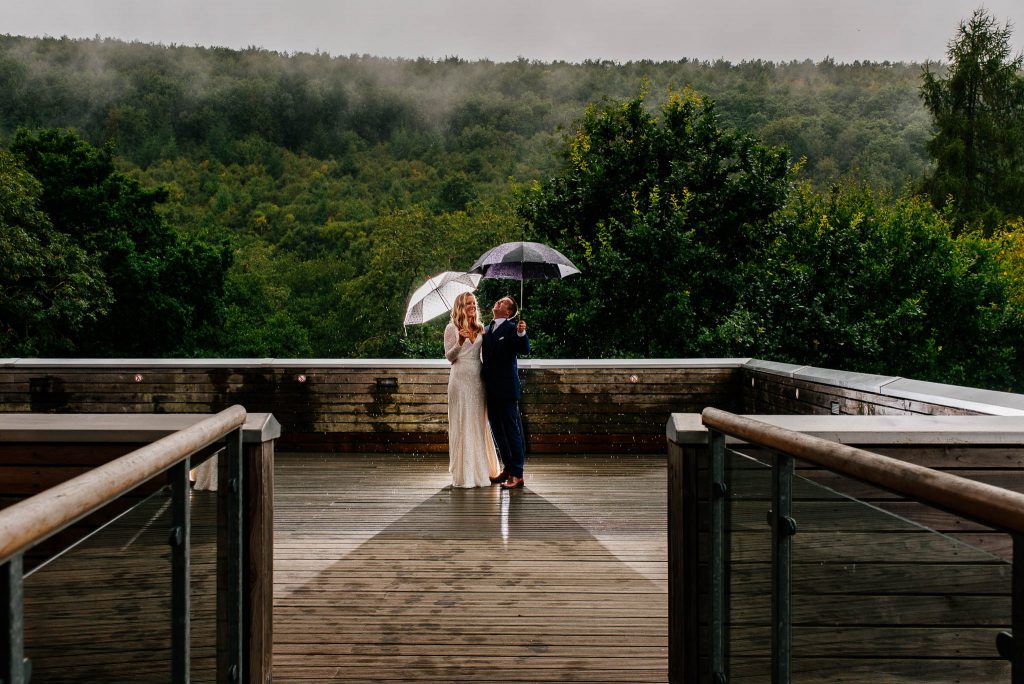Deszcz w dniu ślubu to okazja do pięknych zdjęć