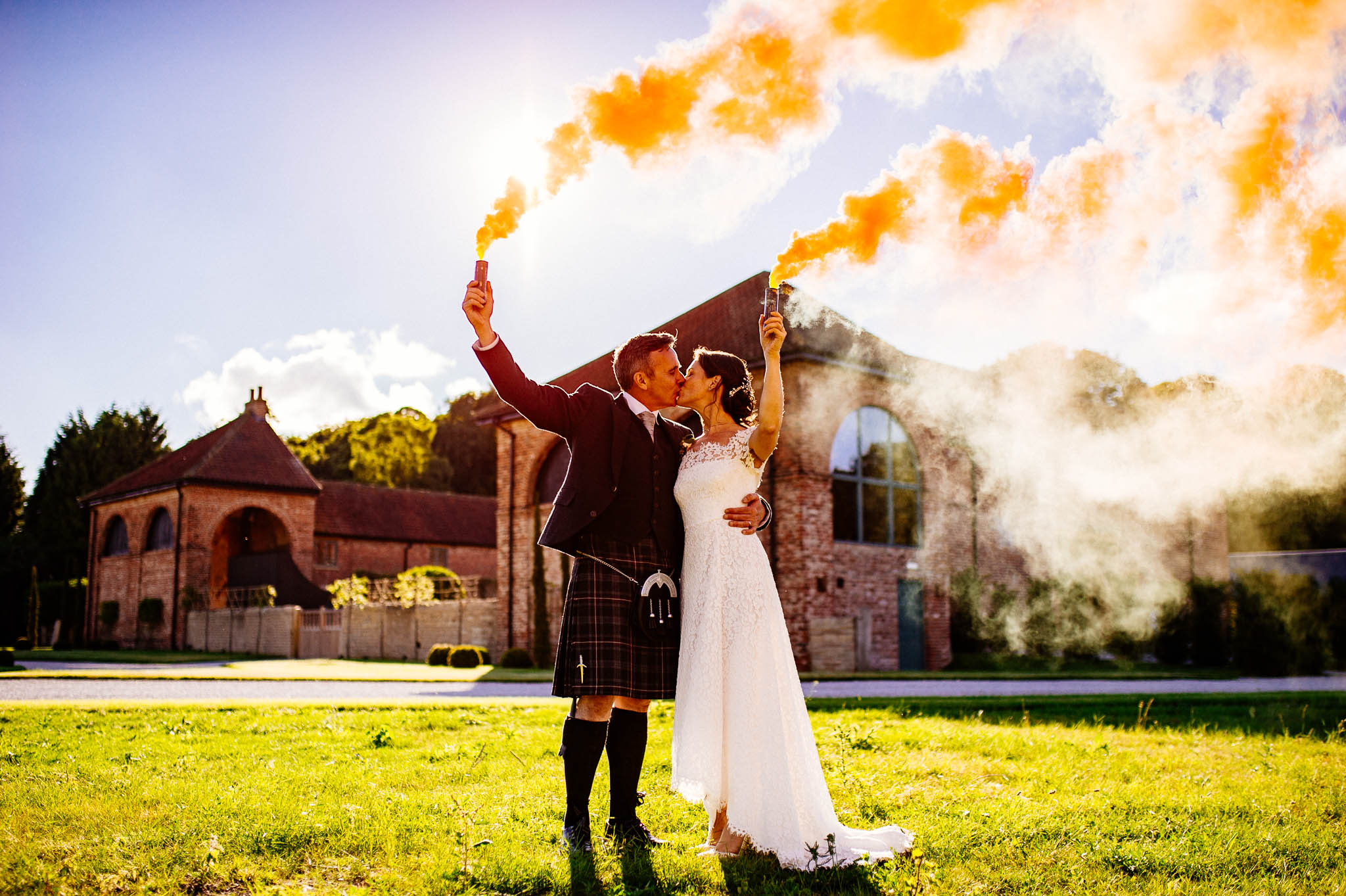 Pomysł na zdjęcia ślubne z racami dymnymi