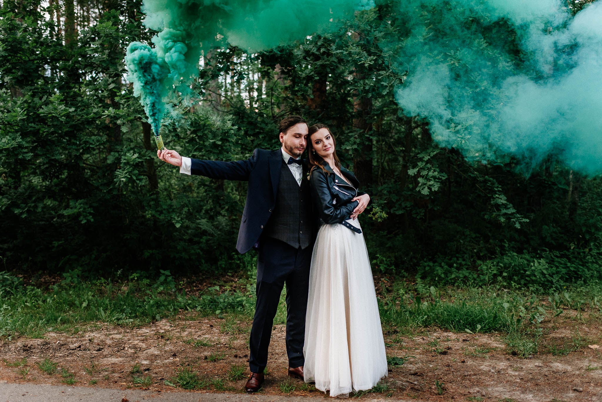 Para Młoda w lesie z kolorową świecą dymną fotografia ślubna Gdańsk