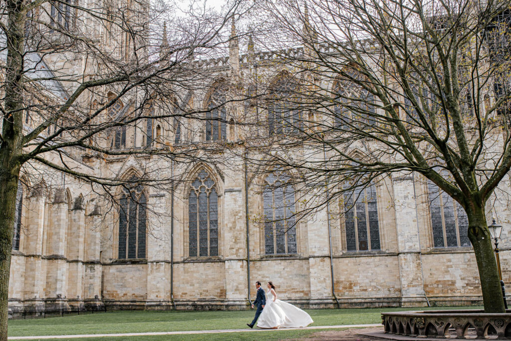 Nowożeńcy z fotografem ślubnym w Londynie