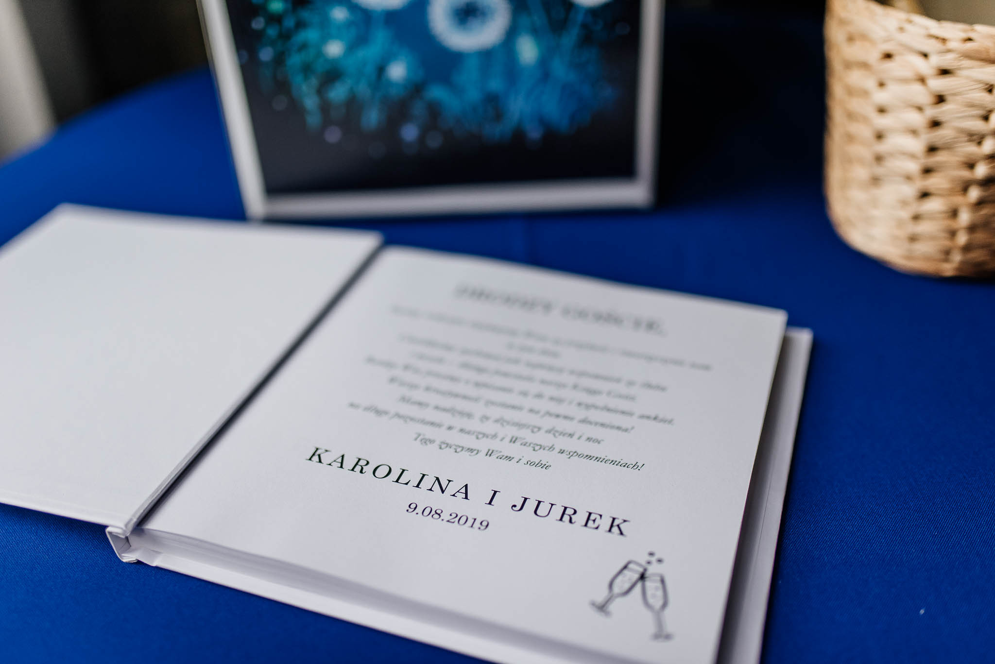 Książka życzeń na stole podczas uroczystości weselnej, gotowa do zapisania serdecznych życzeń dla Pary Młodej.