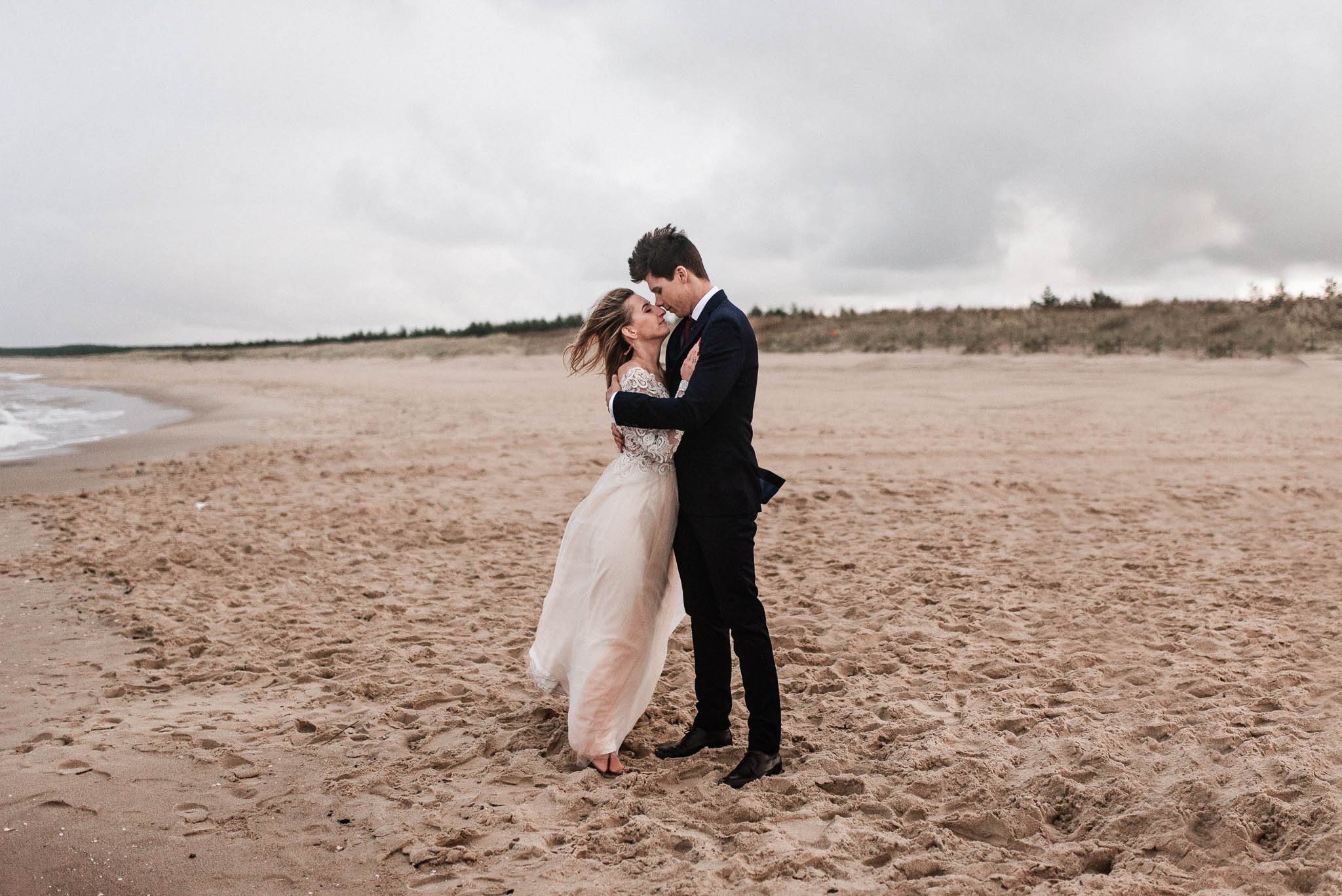 Nowożeńcy w objęciach na plaży w Trójmieście