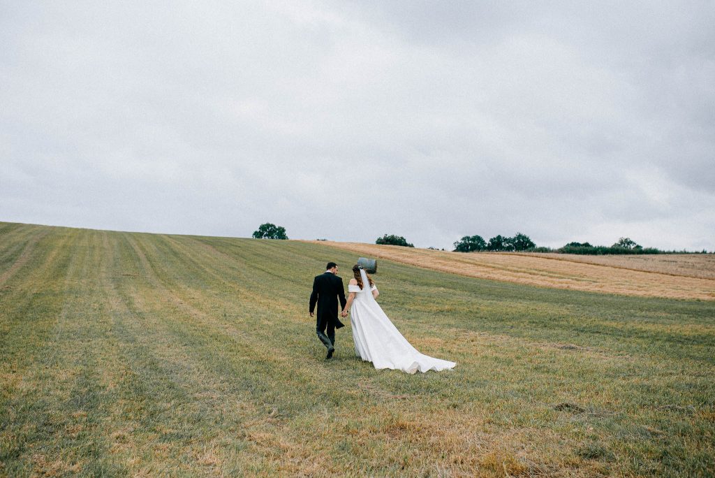 Para Młoda spaceruje po polu tylko we dwoje