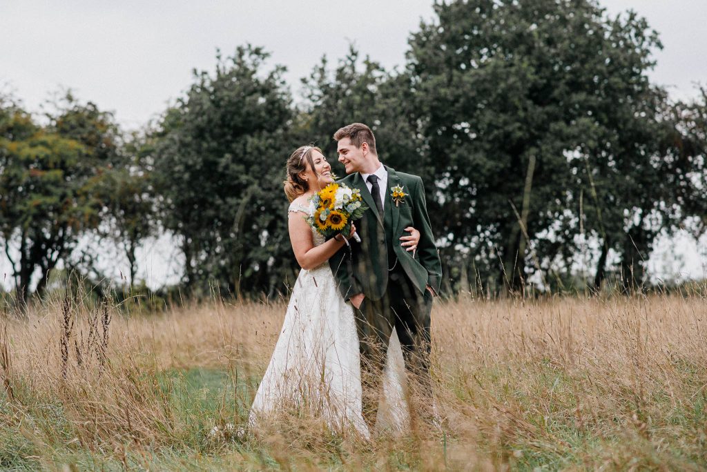 Portret pary, która świętuje swoją miłość w urokliwym otoczeniu po ceremonii ślubnej we dwoje